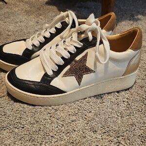 Stylish Women's Sneakers with Star Design